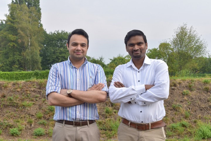 Auf dem Bild stehen die CEO & Gründer Dr. Prateek Mahalwar und Srinivas Karuturi vor einer Wiese.