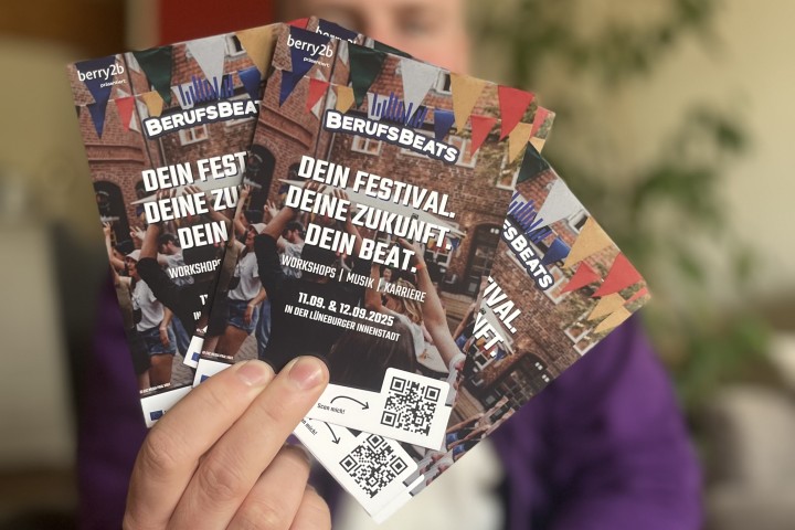 Abbildung einer Hand, die Flyer hält