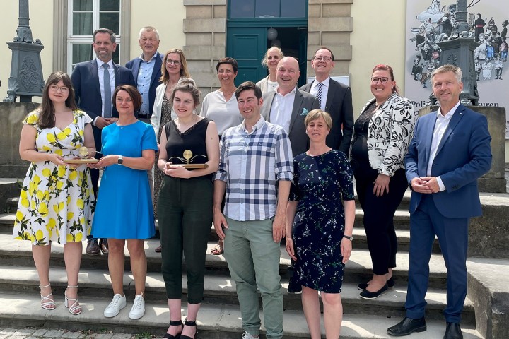 Wirtschaftsminister Olaf Lies, NBank-Vorstand Dr. Ulf Meier und NBank-Teamleiterin Silke Bischoff mit den Gewinnerteams des Niedersächsischen Sozialpreises.