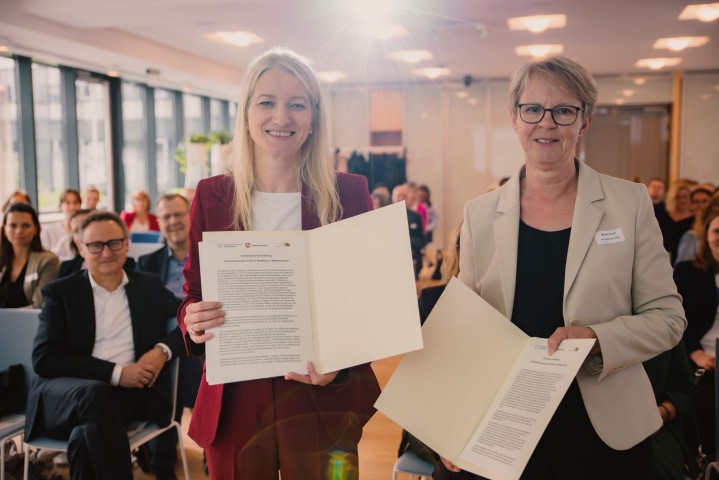 Dr. Kathrin Wahlmann, Niedersächsische Justizministerin (links), und Monika Scherf, Hauptgeschäftsführerin der IHK Niedersachsen (rechts)
