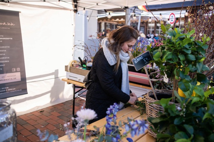 Meisterfloristin Nina Bootsmann bei der Arbeit