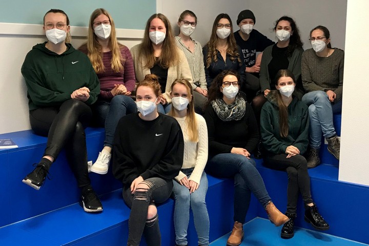 Gruppenbild von 12 Hebammen in Ausbildung