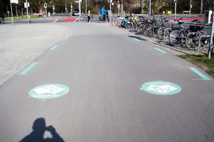 Das Foto stellt einen bereits baulich fertiggestellten Abschnitt des Fahrradweges Veloroute 08 dar.