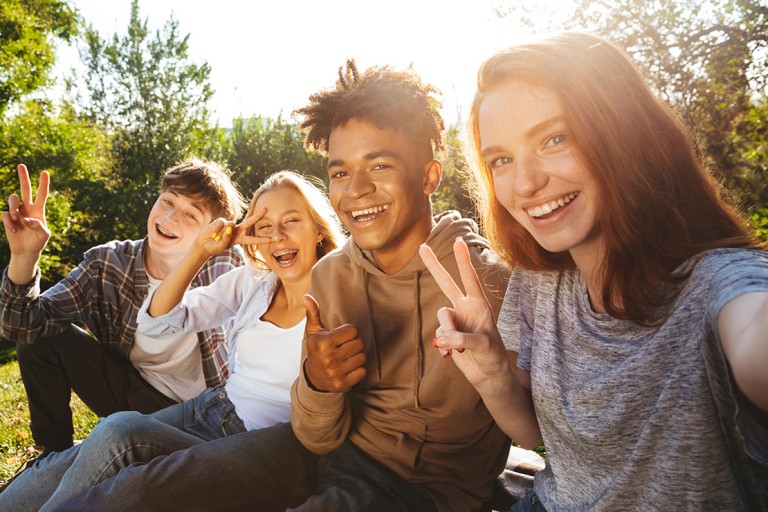Gruppe junger, fröhlicher Menschen