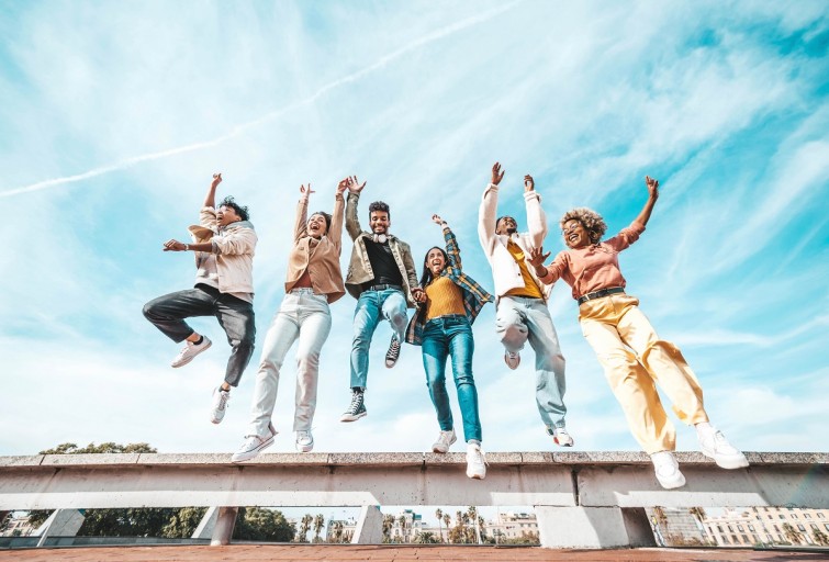 Gruppe von jungen, fröhliche Menschen