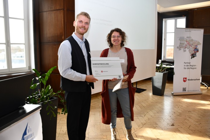 Sascha Ackermann (ArL Braunschweig) überreichte einen Förderbescheid über 500.000 Euro für die Dorfregion Groß Oesingen/Ummern an Regina Hannuschka.