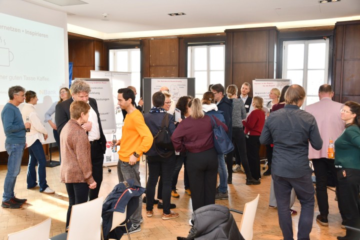 Gruppe von Menschen, die sich unterhalten