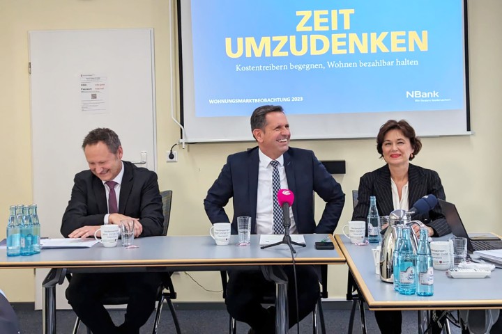 Michael Kiesewetter (Vorstandsvorsitzenden der NBank, Olaf Lies (Niedersächsischer Minister für Wirtschaft, Verkehr, Bauen und Digitalisierung) und Dr. Susanne Schmitt (Verbandsdirektorin der Wohnungs- und Immobilienwirtschaft - vdw) 