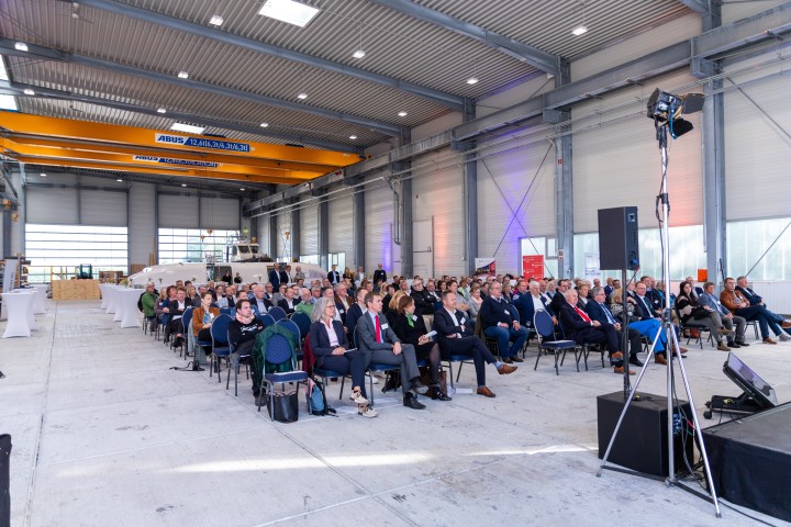 Gäste in der Halle der Hatecke GmbH