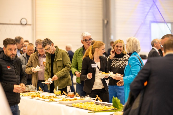 Gäste bei dem Buffet der Veranstaltung