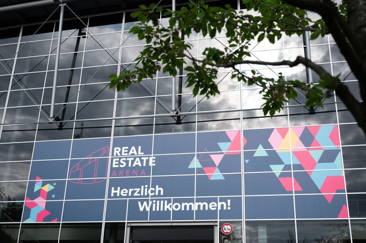 Banner mit Aufdruck Real Estate Arena auf dem Messegelände Hannover