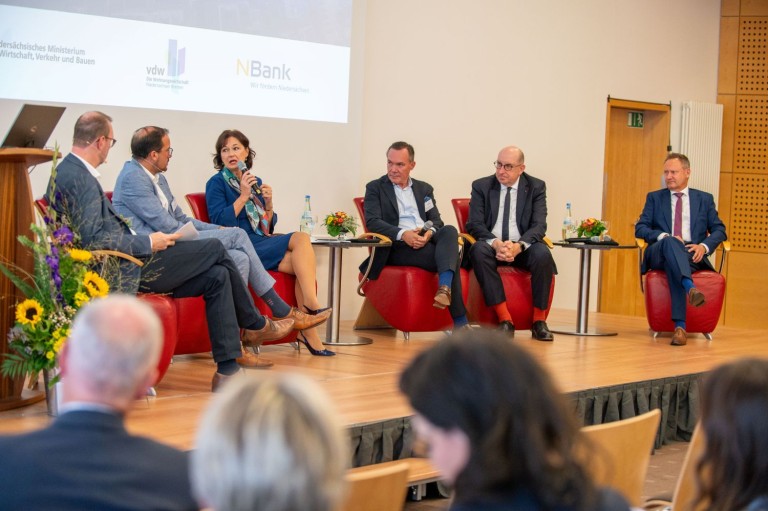 Personen auf einem Podium bei einem Kongress