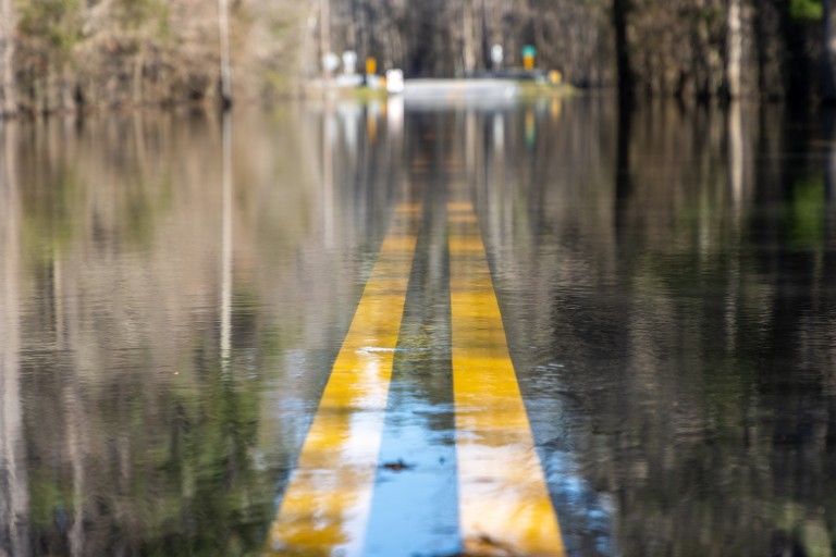 Überschwemmte Straße/Hochwasser (C: Istockfotos.com - Ajax9)