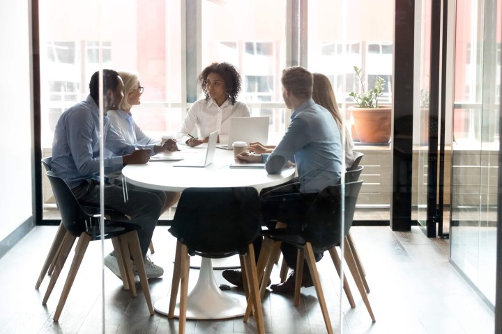 Gruppe von Menschen bei einem Meeting